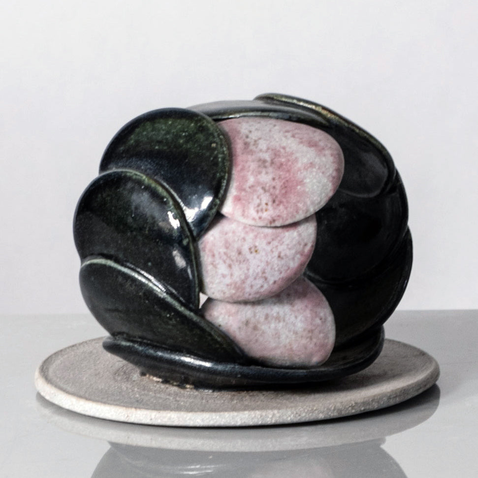 Beate Kuhn, Germany, unique sculpture with pink and dark green glaze K1745