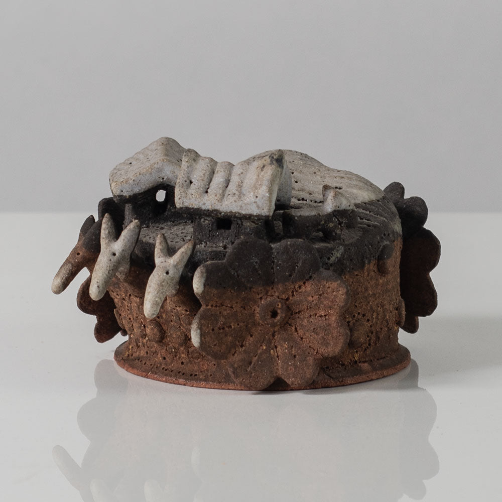 Ian Godfrey, UK, unique stoneware sculptural lid with animal figures K2176