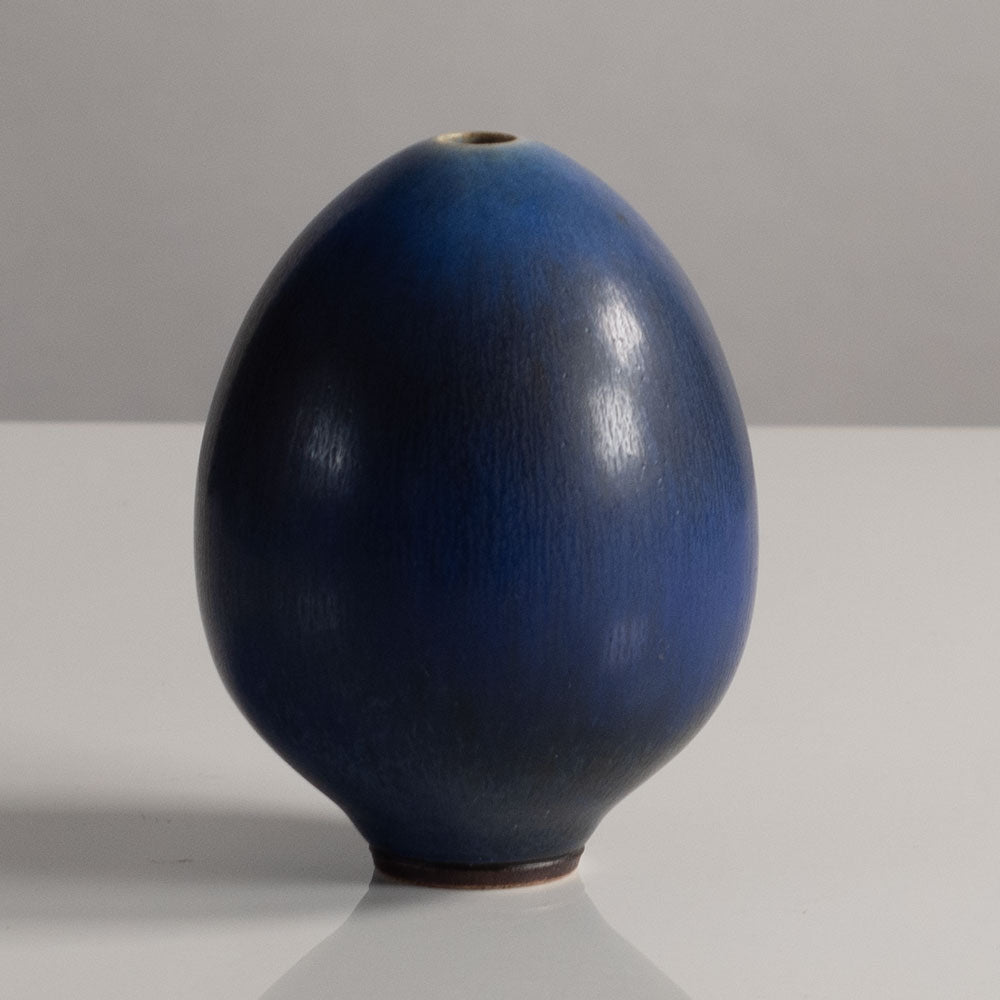 Berndt Friberg for Gustavsberg, Sweden, stoneware egg vase with blue haresfur glaze L3894