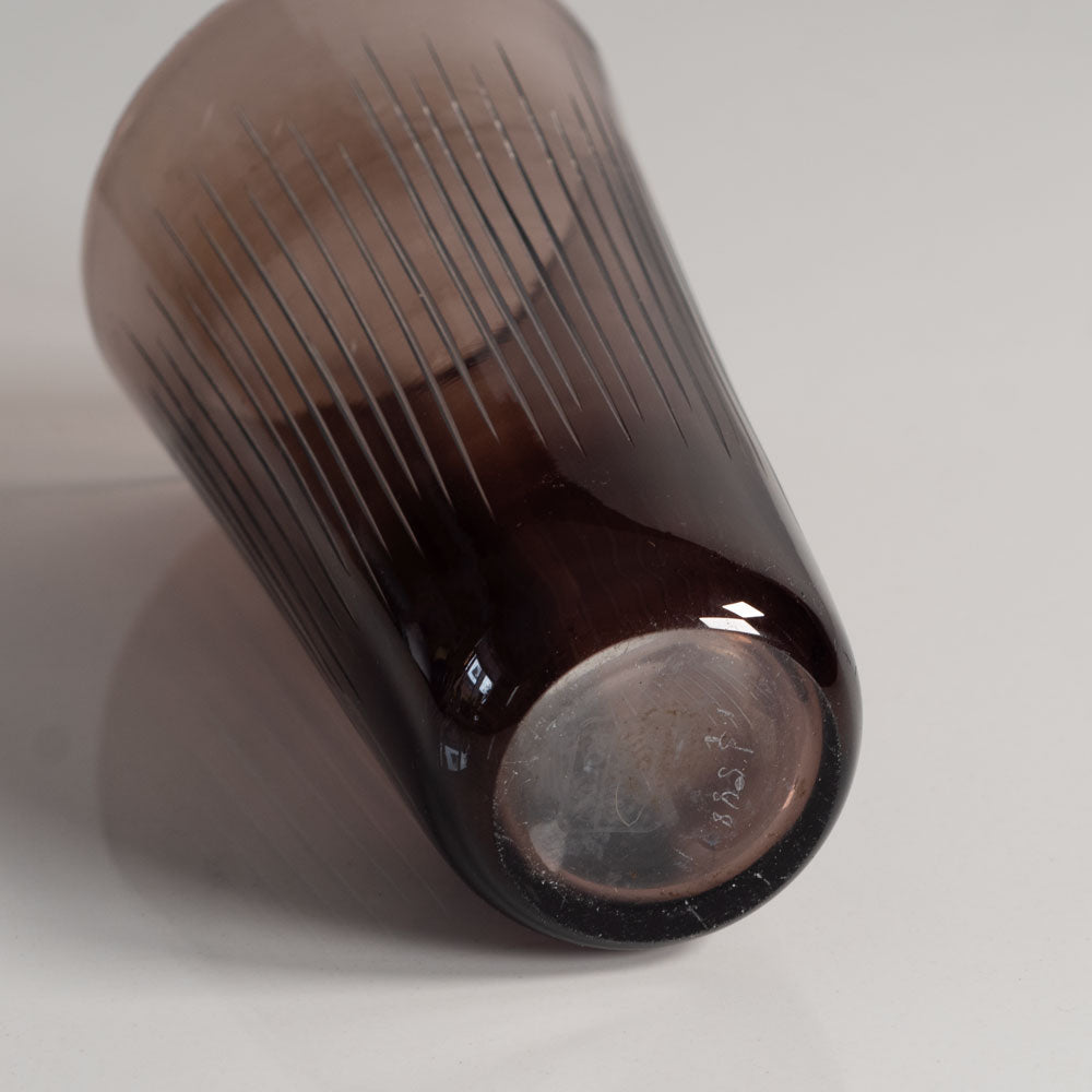 Vicke Lindstrand for Kosta, Sweden, unique engraved purple glass vase L3954