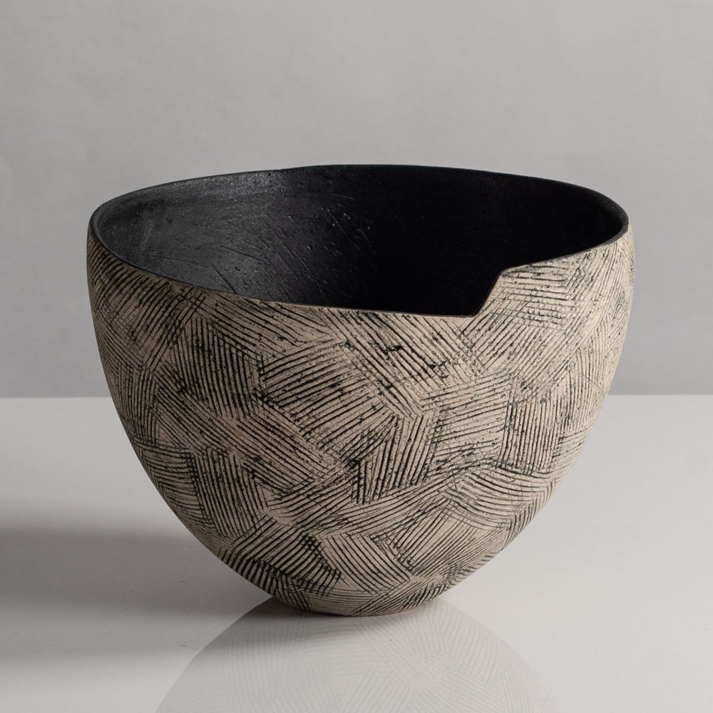 Carolyn Genders, UK, unique stoneware sgraffito bowl L4007