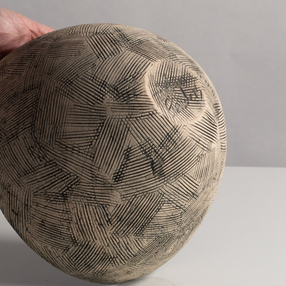 Carolyn Genders, UK, unique stoneware sgraffito bowl L4007