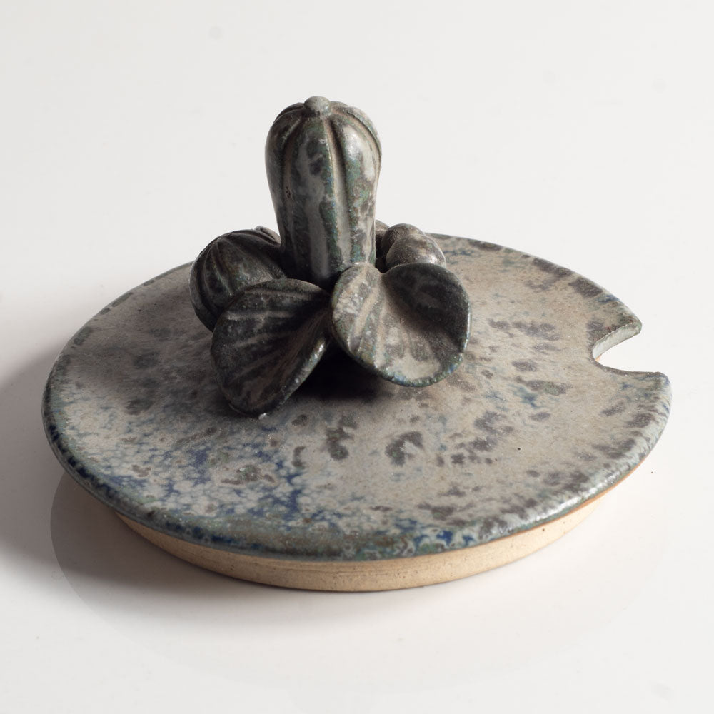 Stoneware lid with blue and grey matte glaze by Arne Bang J1090