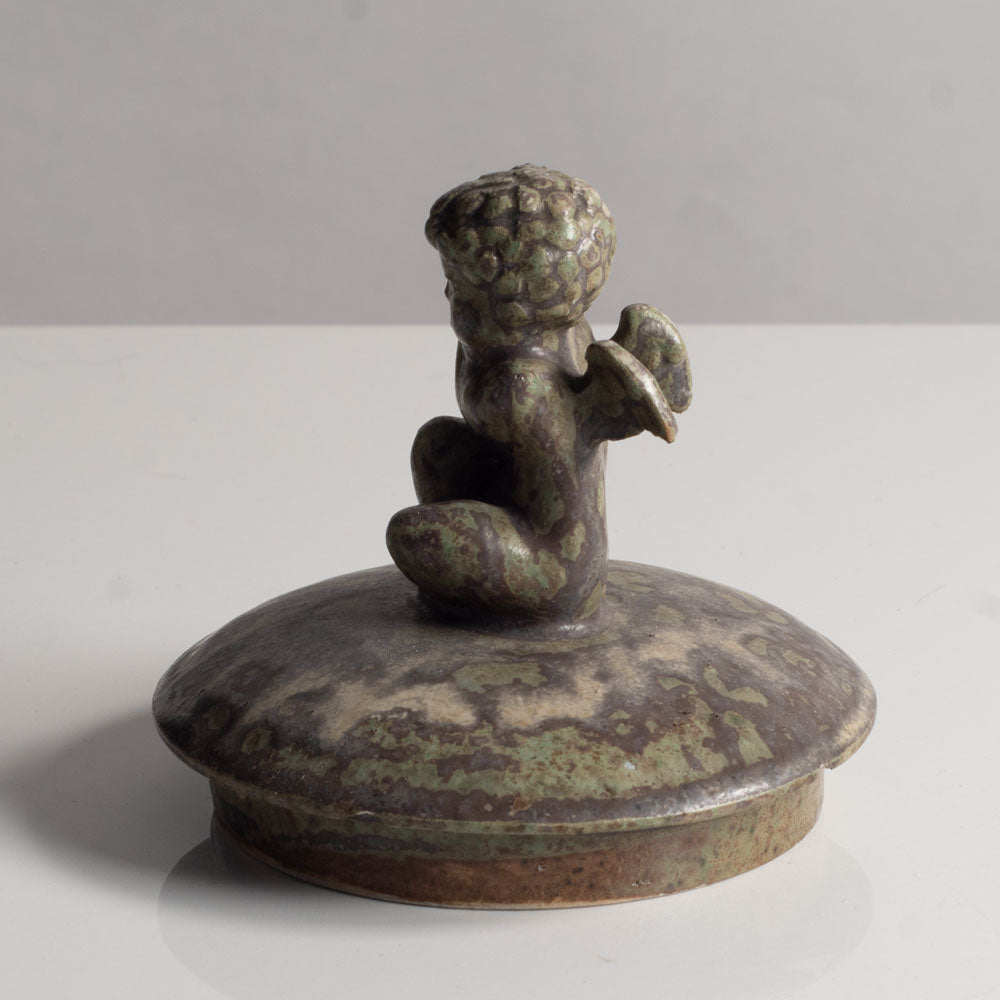 Stoneware lid with figure of cherub with green matte glaze by Arne Bang J1091