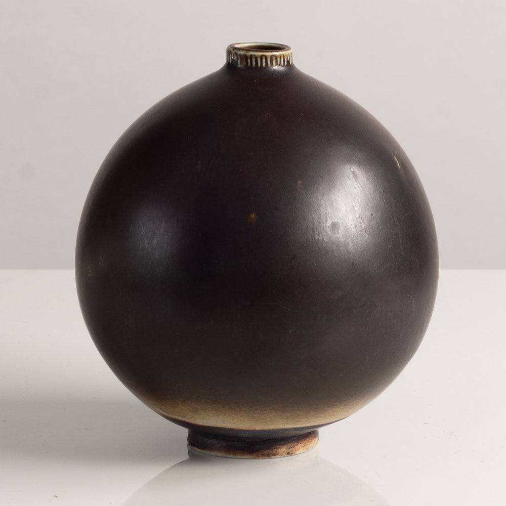 Annikki Hovisaari for Arabia, Finland, round vase with brown matte glaze M4032