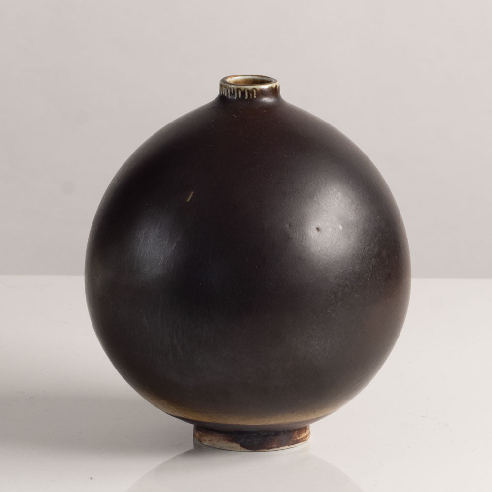 Annikki Hovisaari for Arabia, Finland, round vase with brown matte glaze M4032