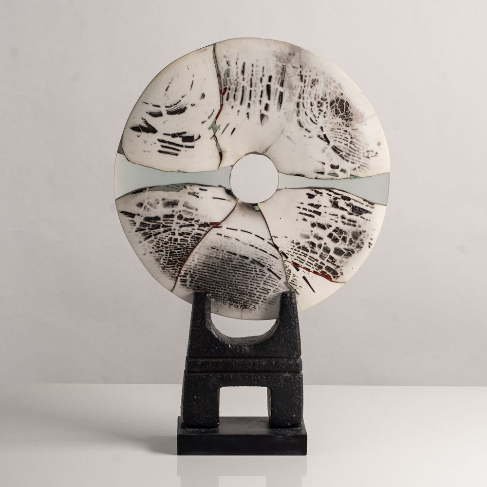 Peter Hayes, own studio, UK, stoneware disk on base L3995