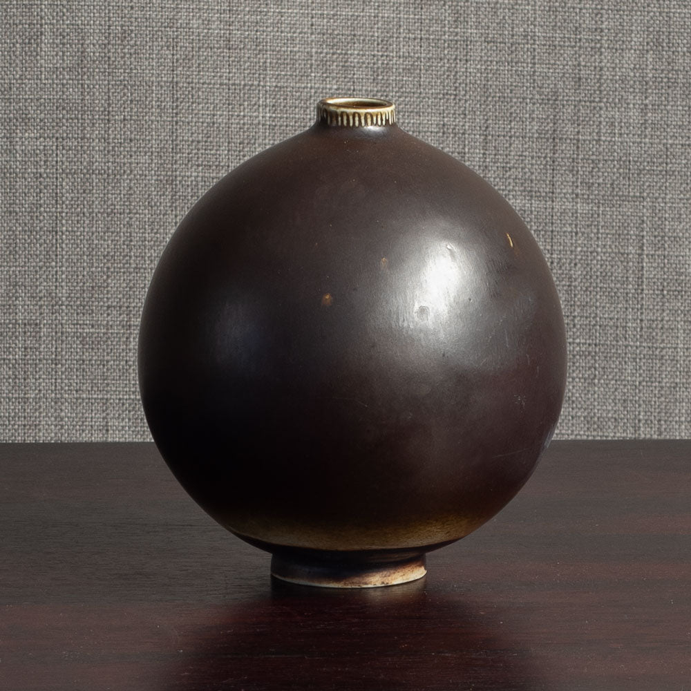 Annikki Hovisaari for Arabia, Finland, round vase with brown matte glaze M4032