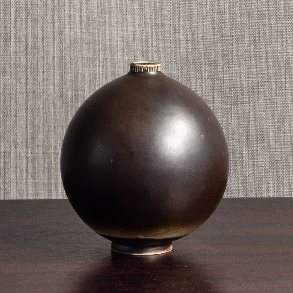 Annikki Hovisaari for Arabia, Finland, round vase with brown matte glaze M4032