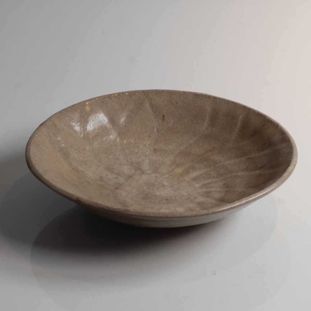 Katharine Pleydell-Bouverie, UK, stoneware bowl with beige glaze patterned interior N8101