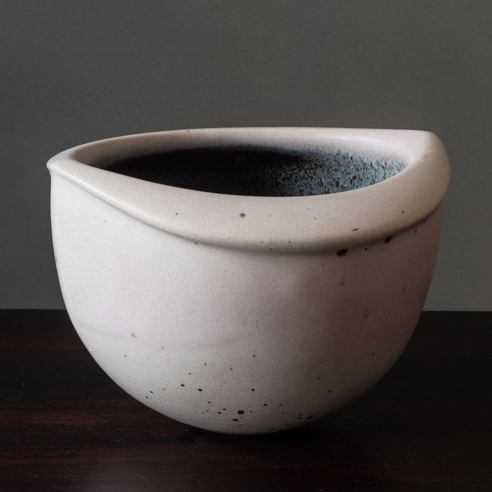 Gotlind Weigel, own studio, Germany, stoneware vessel with off white and blue gray glaze K2874