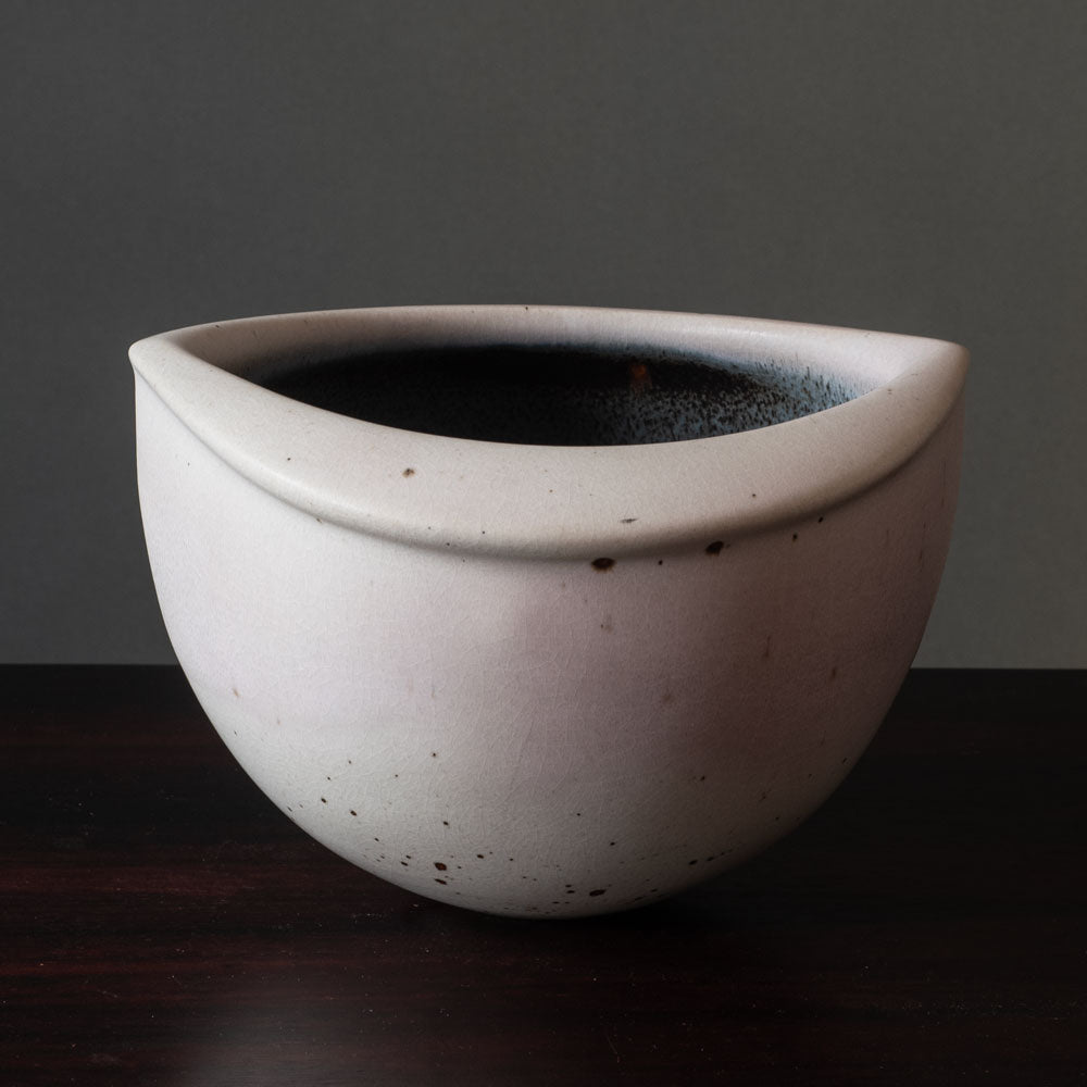 Gotlind Weigel, own studio, Germany, stoneware vessel with off white and blue gray glaze K2874