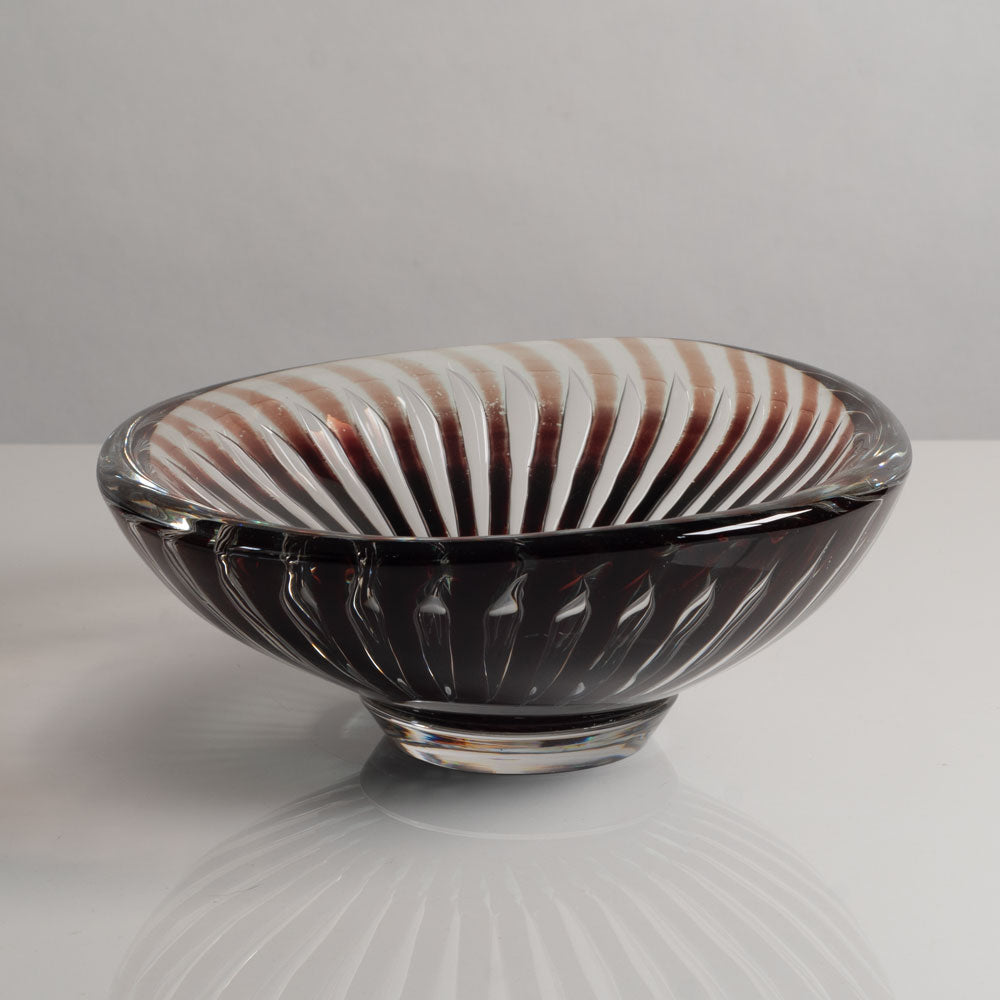 Edvin Öhrström for Orrefors, Sweden, Ariel bowl in red and clear glass L3951