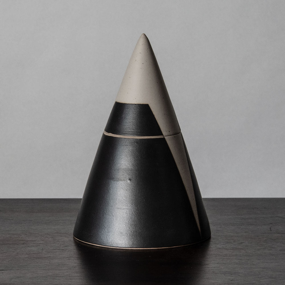 Hildegard Eggemann, Germany, unique stoneware triangular lidded jar J1313