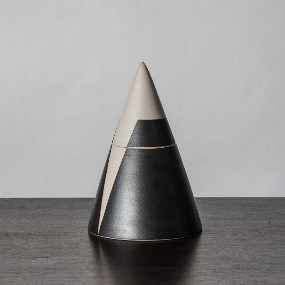 Hildegard Eggemann, Germany, unique stoneware triangular lidded jar J1313