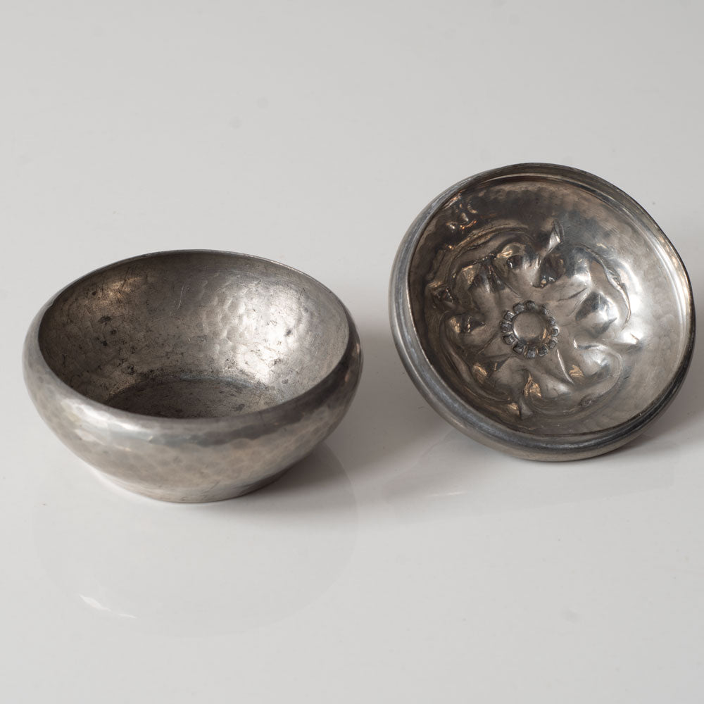 Danskt Kunst, Denmark, small lidded art nouveau pewter jar L3132