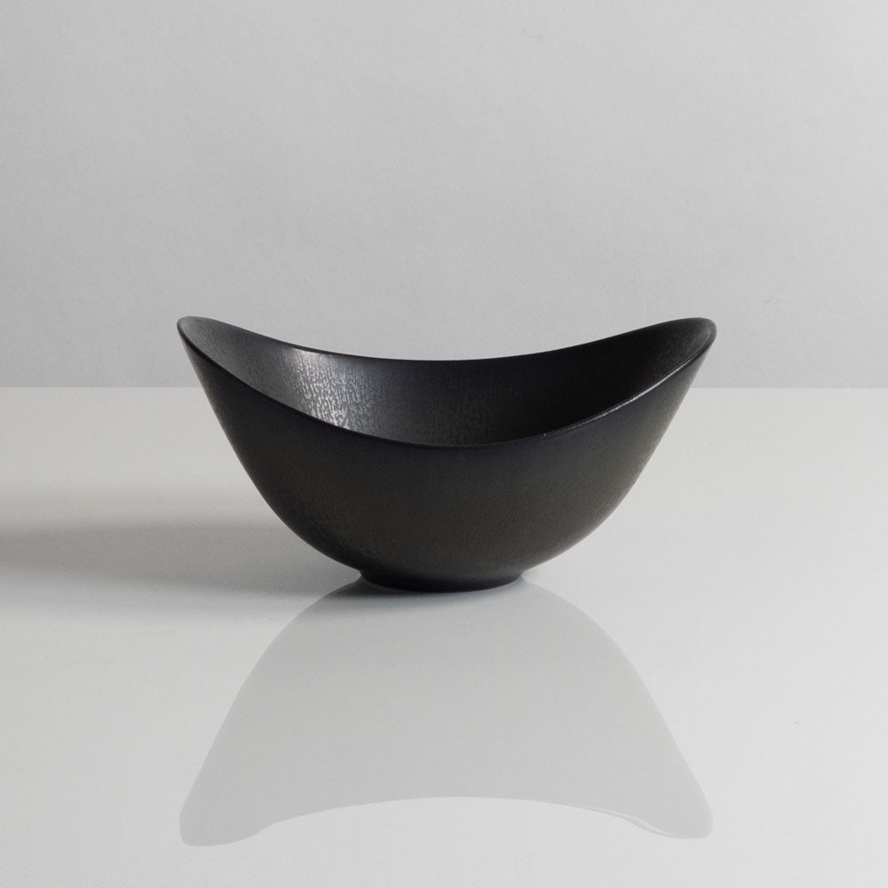 Gunnar Nylund for Rorstrand, Sweden, ceramic elliptical bowl with black haresfur glaze M4223