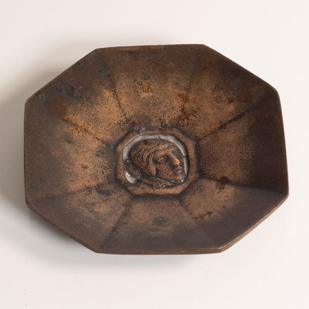 GAB, Sweden, bronze octagonal dish with portrait to interior M5737