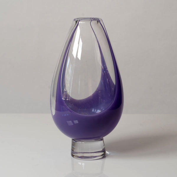 Vicke Lindstrand for Kosta, Sweden, purple glass footed vase N2076