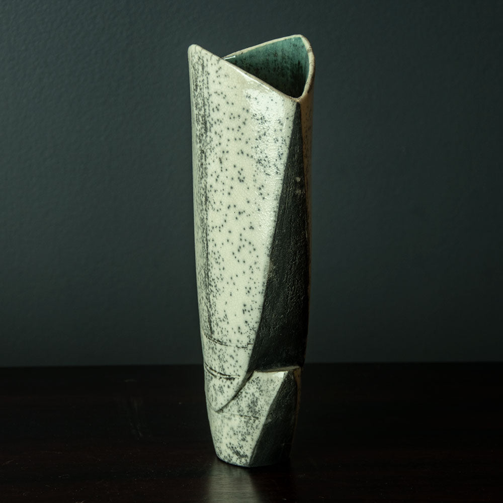 Ceramic sculptural vessel by Elizabeth Raeburn N6973