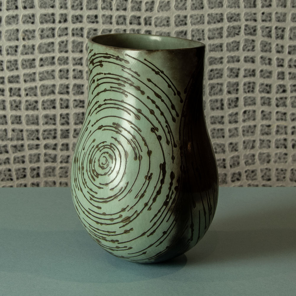Antonia Salmon, own studio, UK, ceramic vase with incised pattern H1193