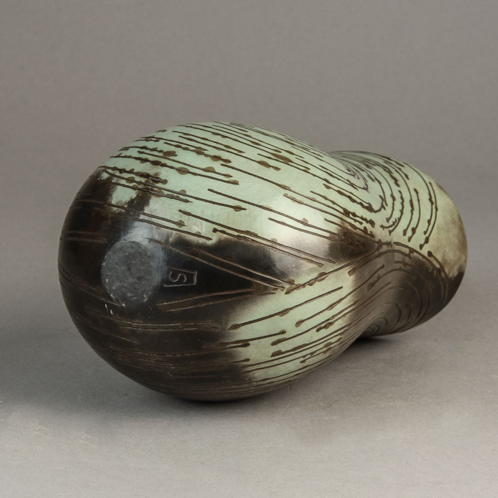 Antonia Salmon, own studio, UK, ceramic vase with incised pattern H1193