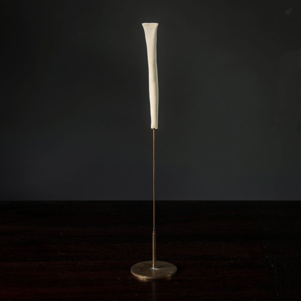 Mo Jupp, UK, small porcelain figure on bronze stand H1215