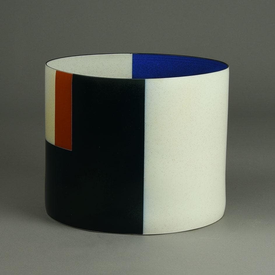 Bodil Manz, own studio, porcelain cylindrical vessel E7144 - Freeforms