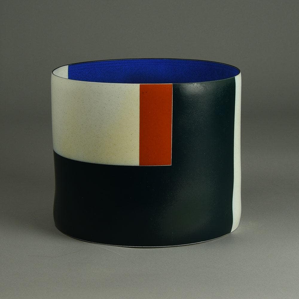 Bodil Manz, own studio, porcelain cylindrical vessel E7144 - Freeforms