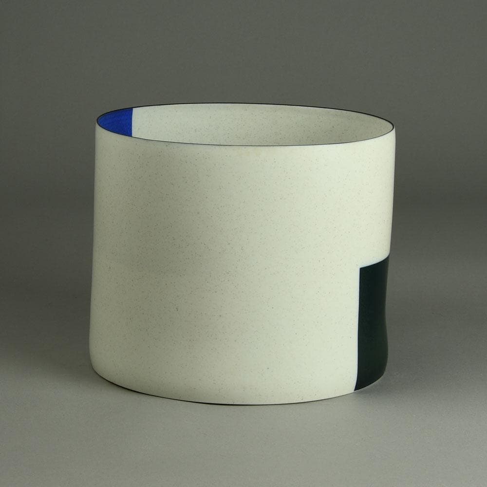 Bodil Manz, own studio, porcelain cylindrical vessel E7144 - Freeforms