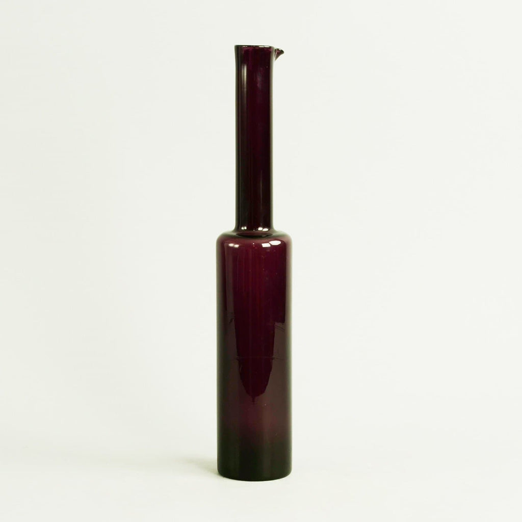Decanter in dark plum colored glass by Nanny Still C5225 - Freeforms
