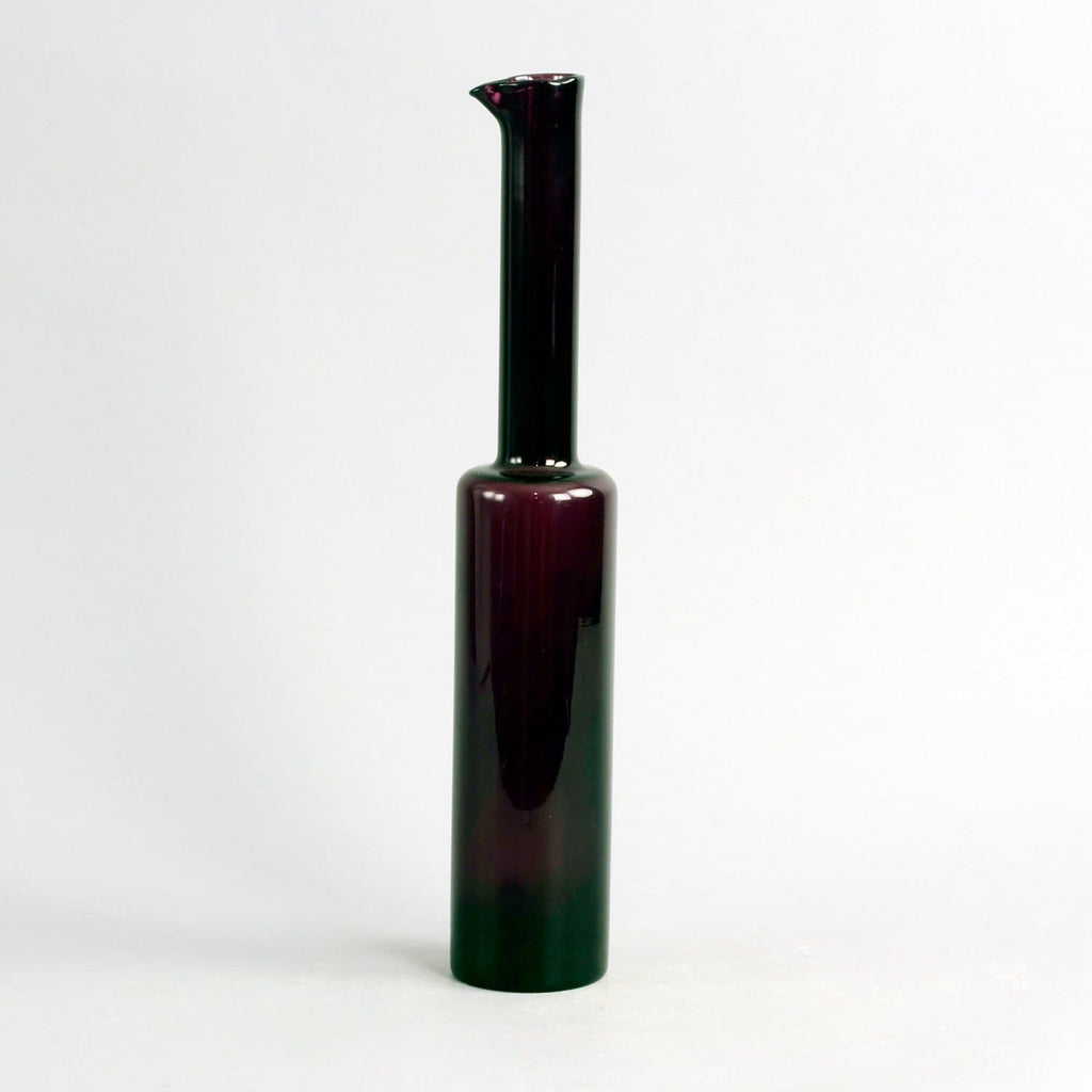 Decanter in dark plum colored glass by Nanny Still C5225 - Freeforms