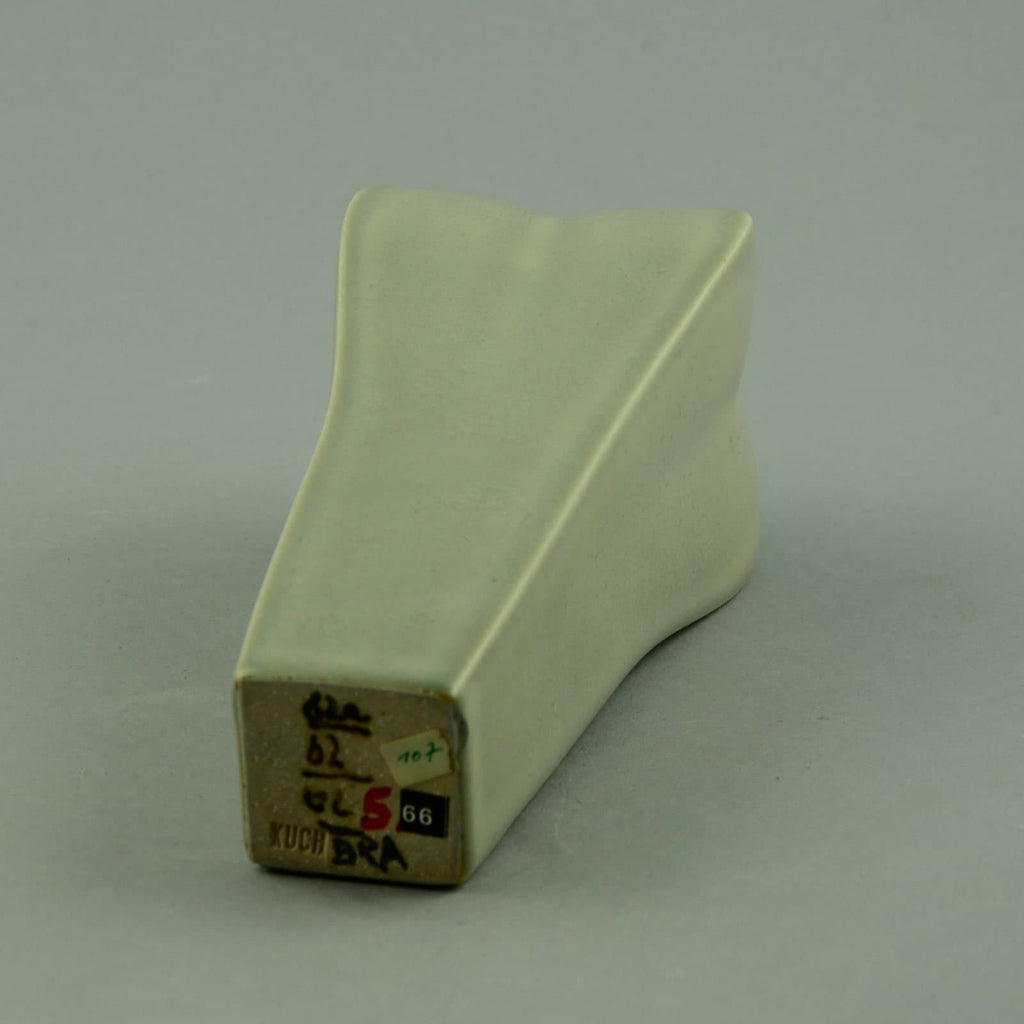 Elly Kuch, Sculptural vessel with pale gray glaze D6138 - Freeforms