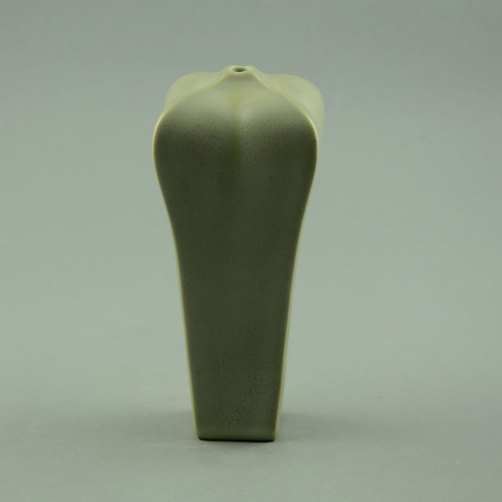 Elly Kuch, Sculptural vessel with pale gray glaze D6138 - Freeforms
