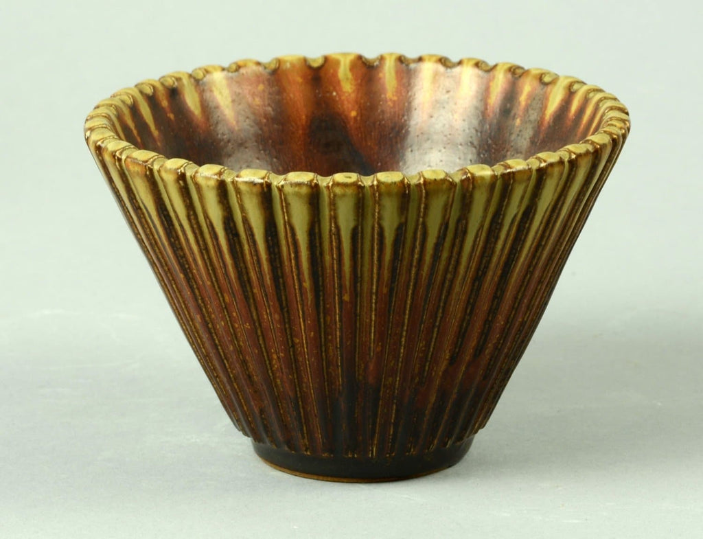 Fluted bowl with brown glaze by Arne Bang A1212 - Freeforms