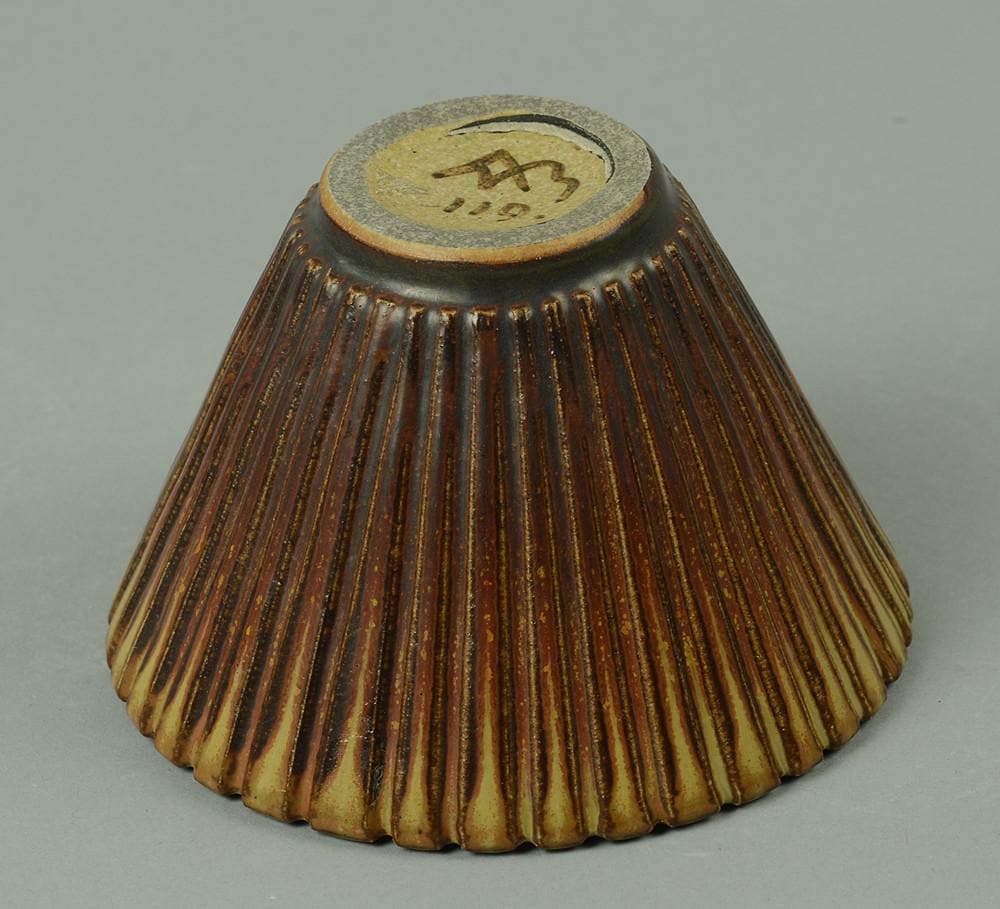 Fluted bowl with brown glaze by Arne Bang A1212 - Freeforms
