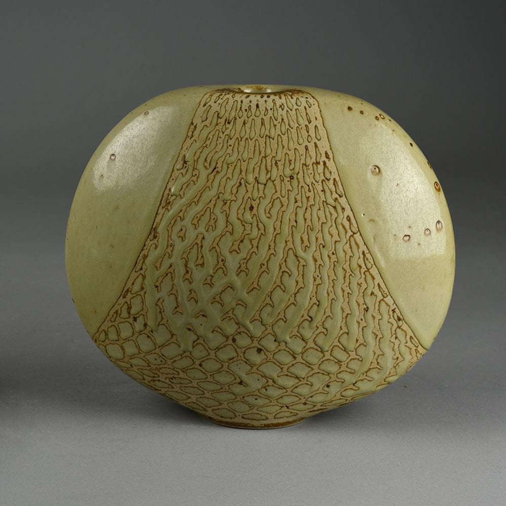 Gotlind Weigel, flattened round vase E7322 - Freeforms