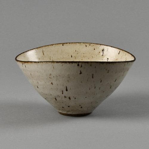 Lucie Rie, UK, unique stoneware bowl with glossy oatmeal glaze F8300 - Freeforms