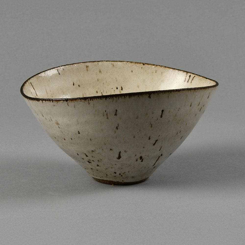 Lucie Rie, UK, unique stoneware bowl with glossy oatmeal glaze F8300 - Freeforms