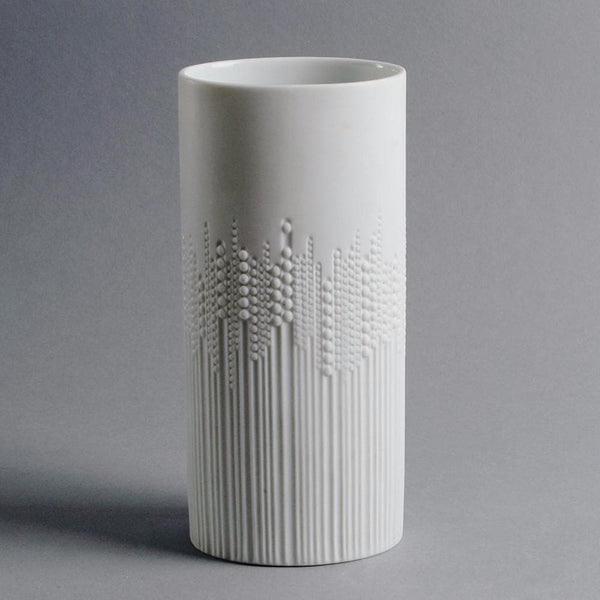 porcelain-vase-by-tapio-