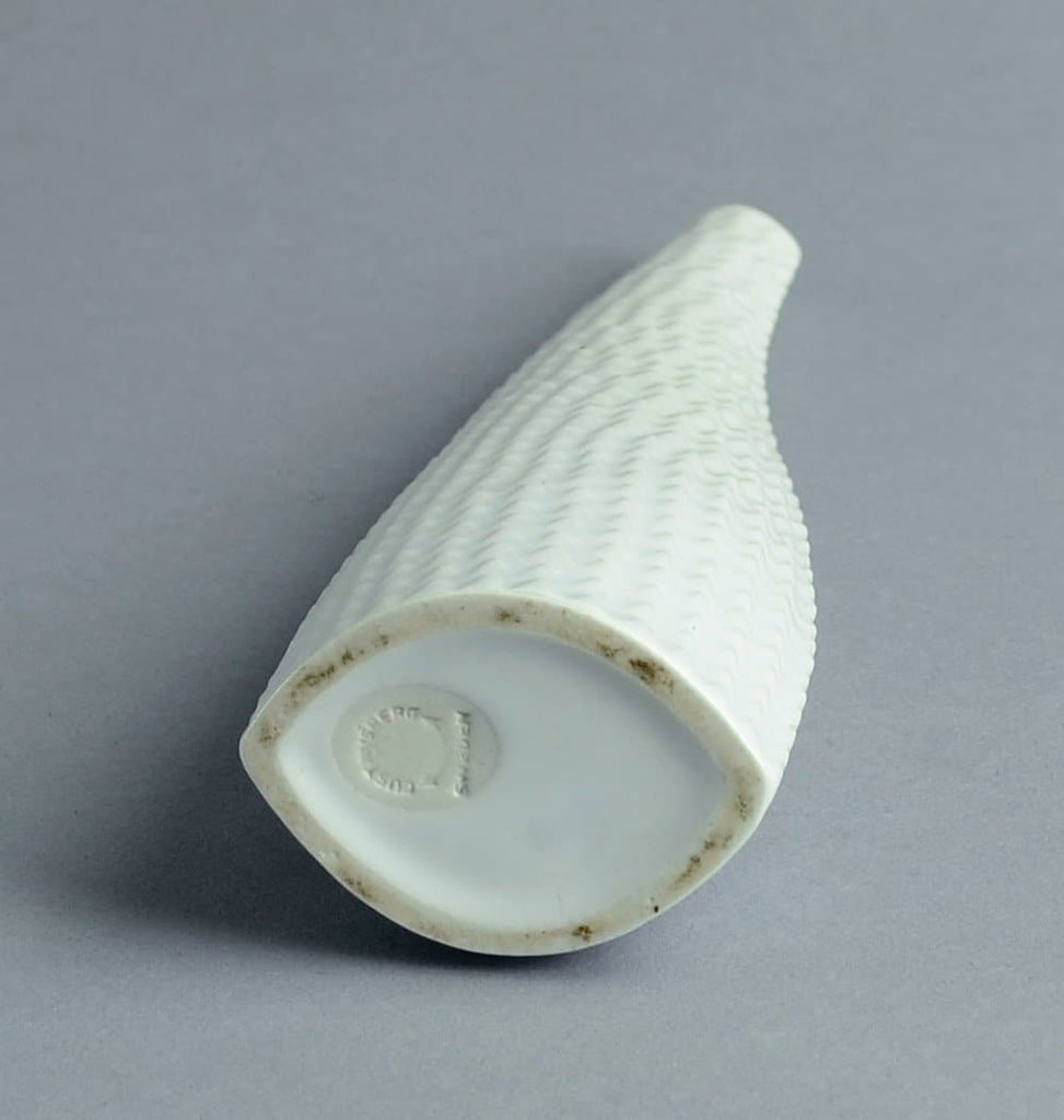 "Reptil" vase (small) with matte white glaze by Stig Lindberg N9214 - Freeforms