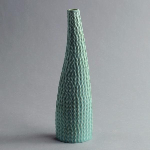 Short "Reptil" vase with pale green glaze by Stig Lindberg B3125 - Freeforms