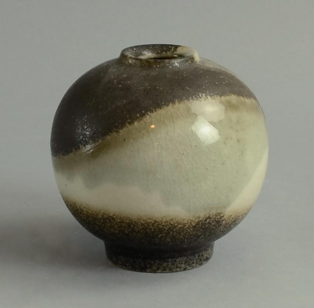 Stoneware vase with gray glaze by Antje Brüggemann-Breckwoldt N9088 - Freeforms