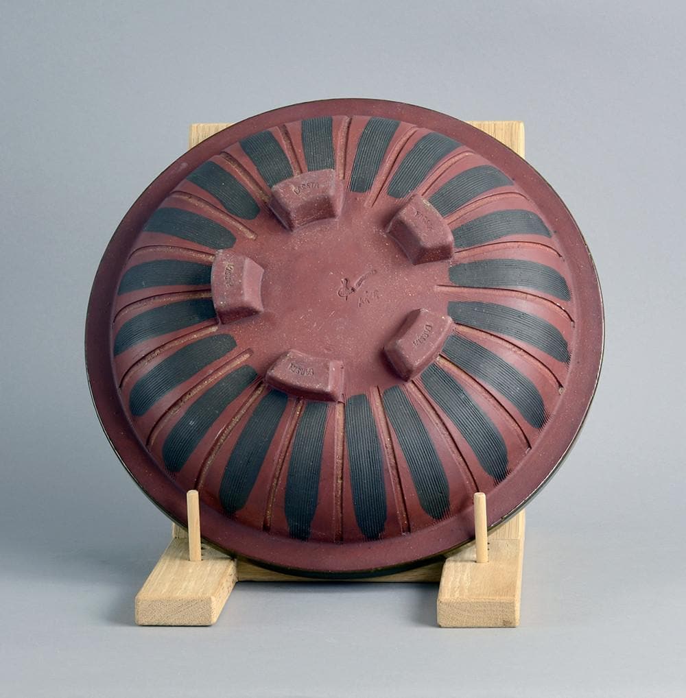 Unique stoneware "Farsta" footed bowl by Wilhelm Kage B3789 - Freeforms