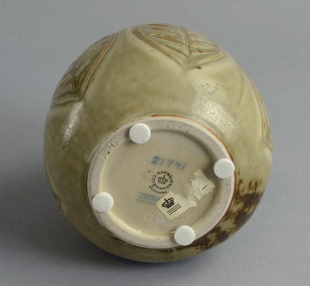 Vase with leaf pattern by Gerd Bogelund A1237 - Freeforms