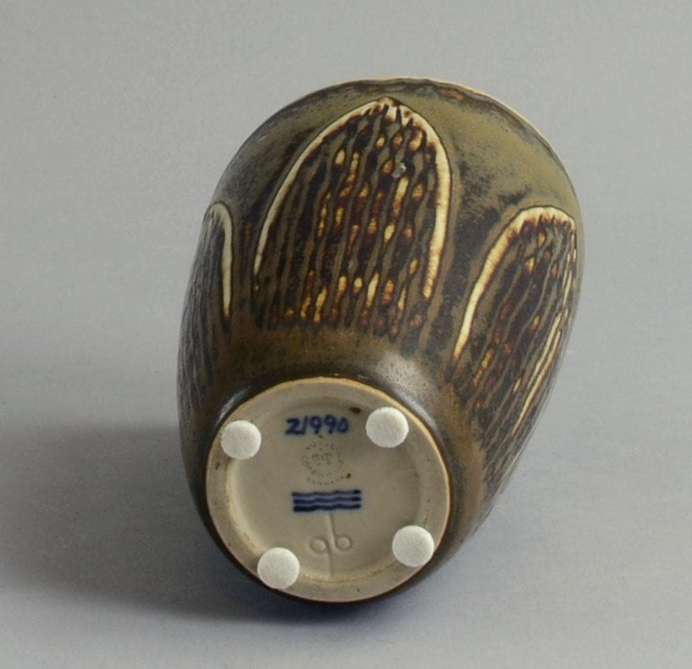 Vase with leaf pattern by Gerd Bogelund N3521 - Freeforms