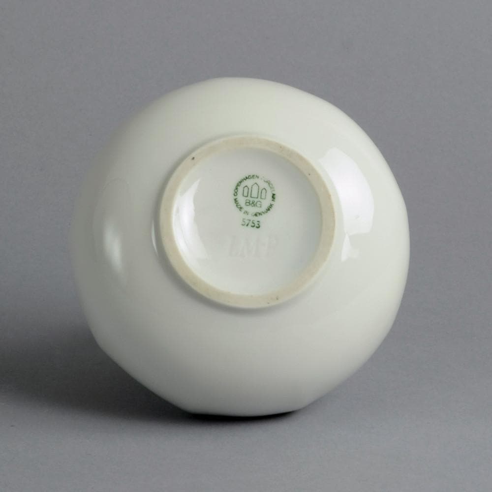 White porcelain vase by Lisbet Munch Petersen for Bing and Grøndahl B3109 - Freeforms