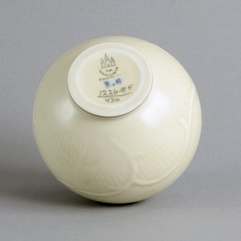 White vase by Ebbe Sadolin for Bing and Grøndahl N8176 - Freeforms