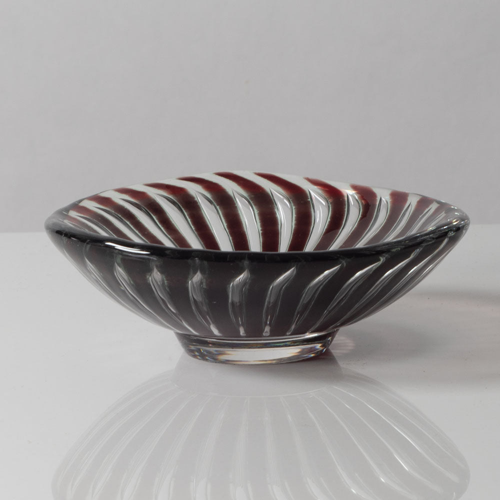 Edvin Öhrström for Orrefors, Sweden, Ariel bowl in red and clear glass L3037