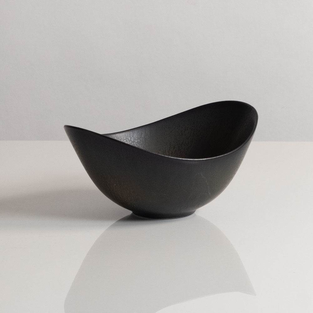 Gunnar Nylund for Rorstrand, Sweden, ceramic elliptical bowl with black haresfur glaze M4223
